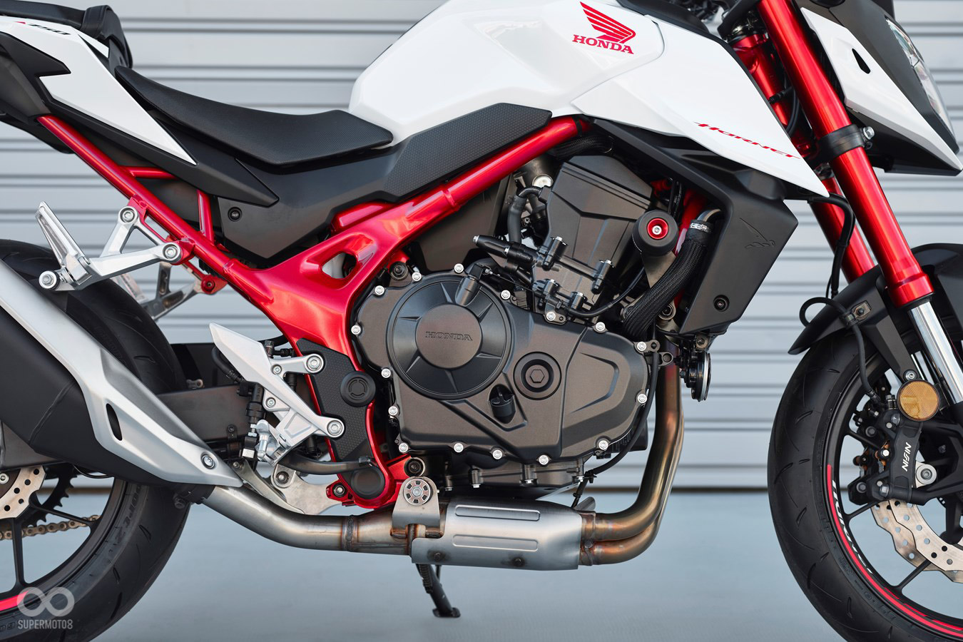 90匹/190公斤的全新黃蜂！HONDA CB750 多了電控 SUPERMOTO8