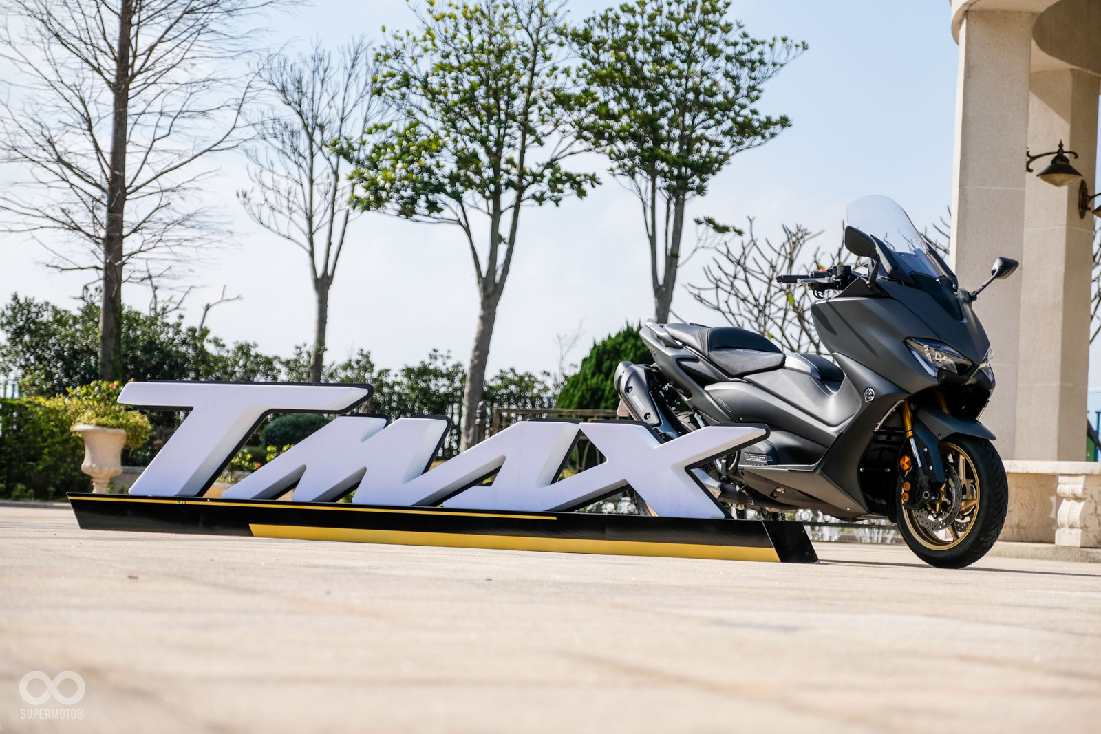 YAMAHA TMAX 560 SUPERMOTO8