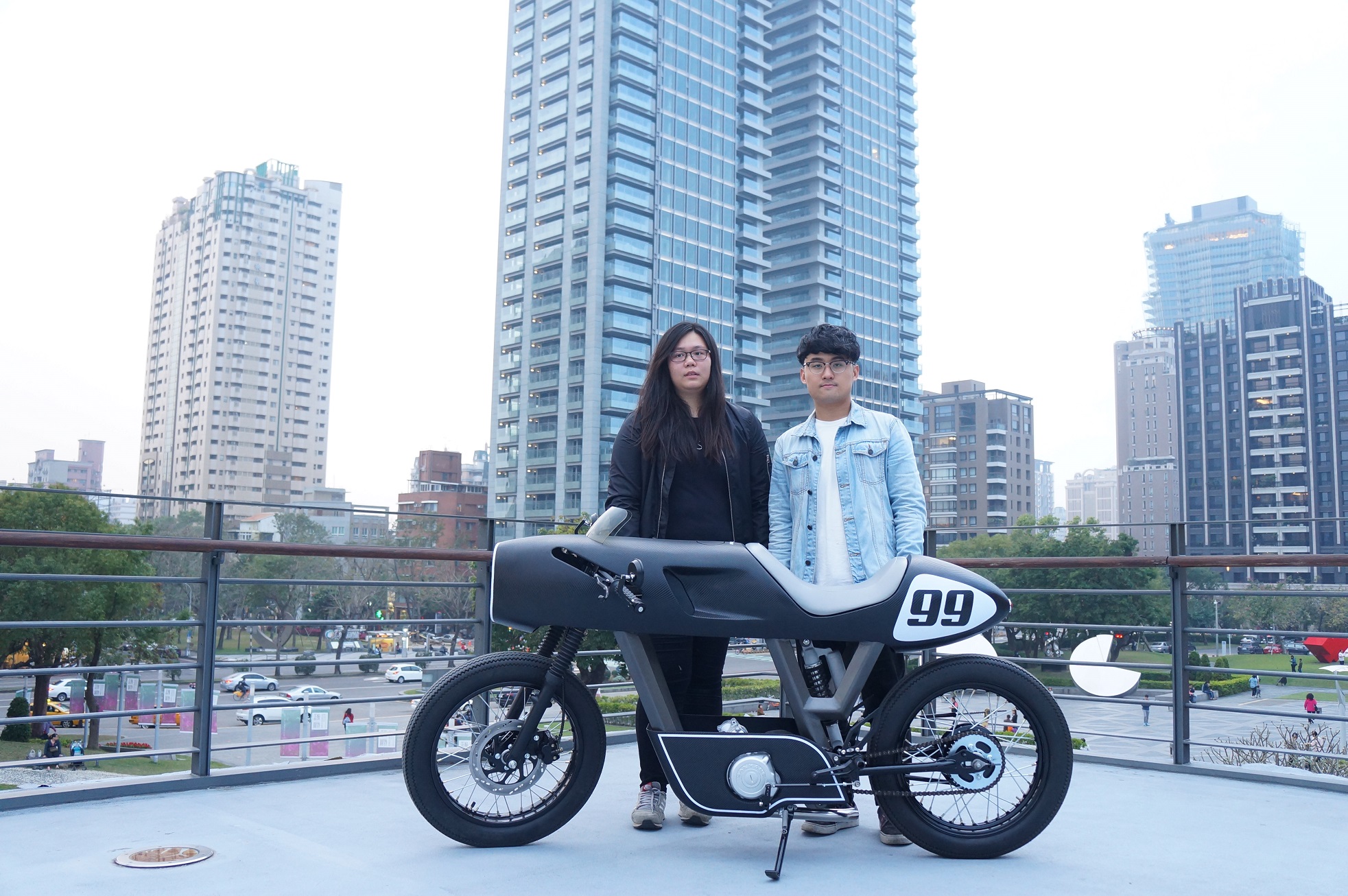 張子謹(左) 、王子宇(右) 兩位台灣學生，在畢業專題中提出一個混合動力摩托車的新概念，讓遲遲無法接受電動車的人們有了另一個方向