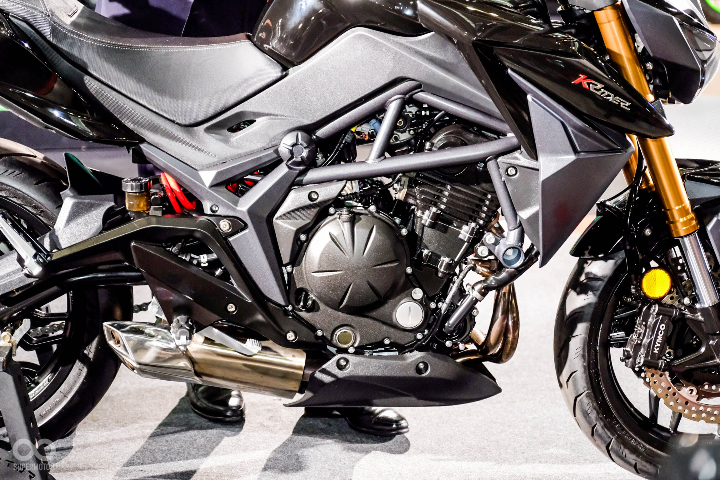 2019國際重型機車展。國產雙缸黃牌街車！KYMCO KRIDER 400年底上市 SUPERMOTO8