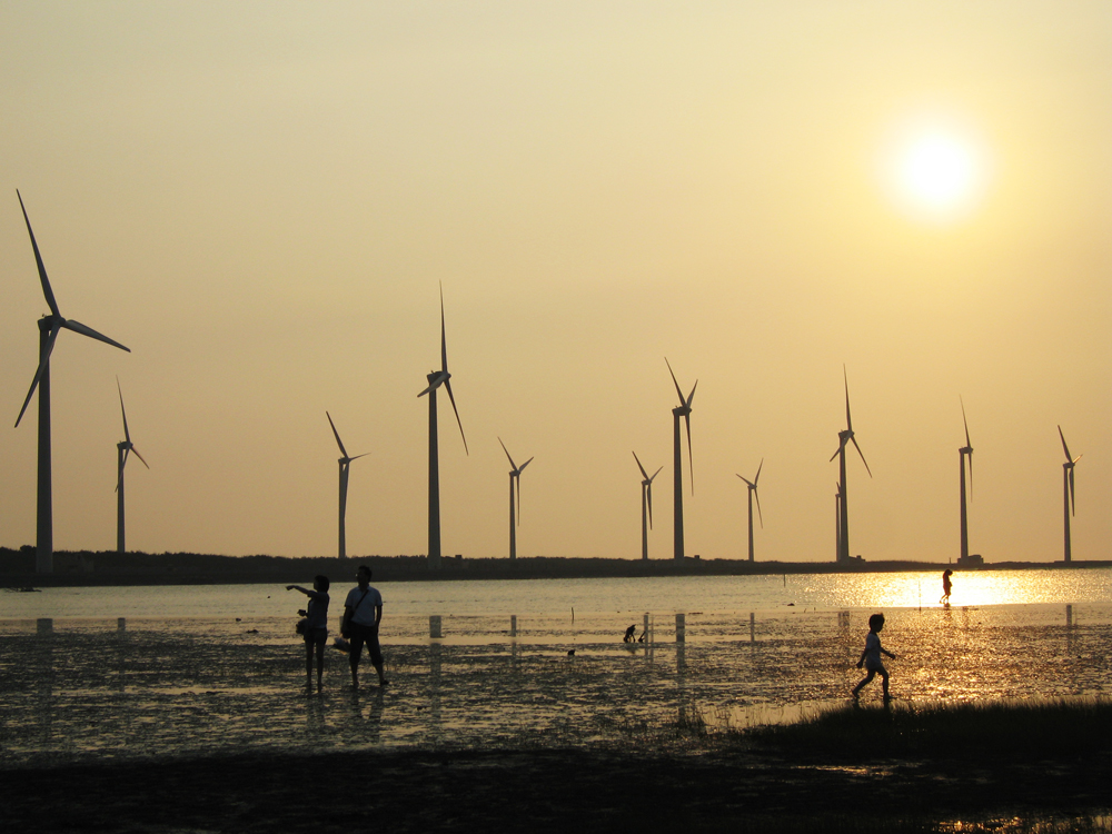 近年台灣的西部海岸線也開始出現眾多風力發電機，但看似環保的發電方式背後其實隱藏全球暖化的巨大危機