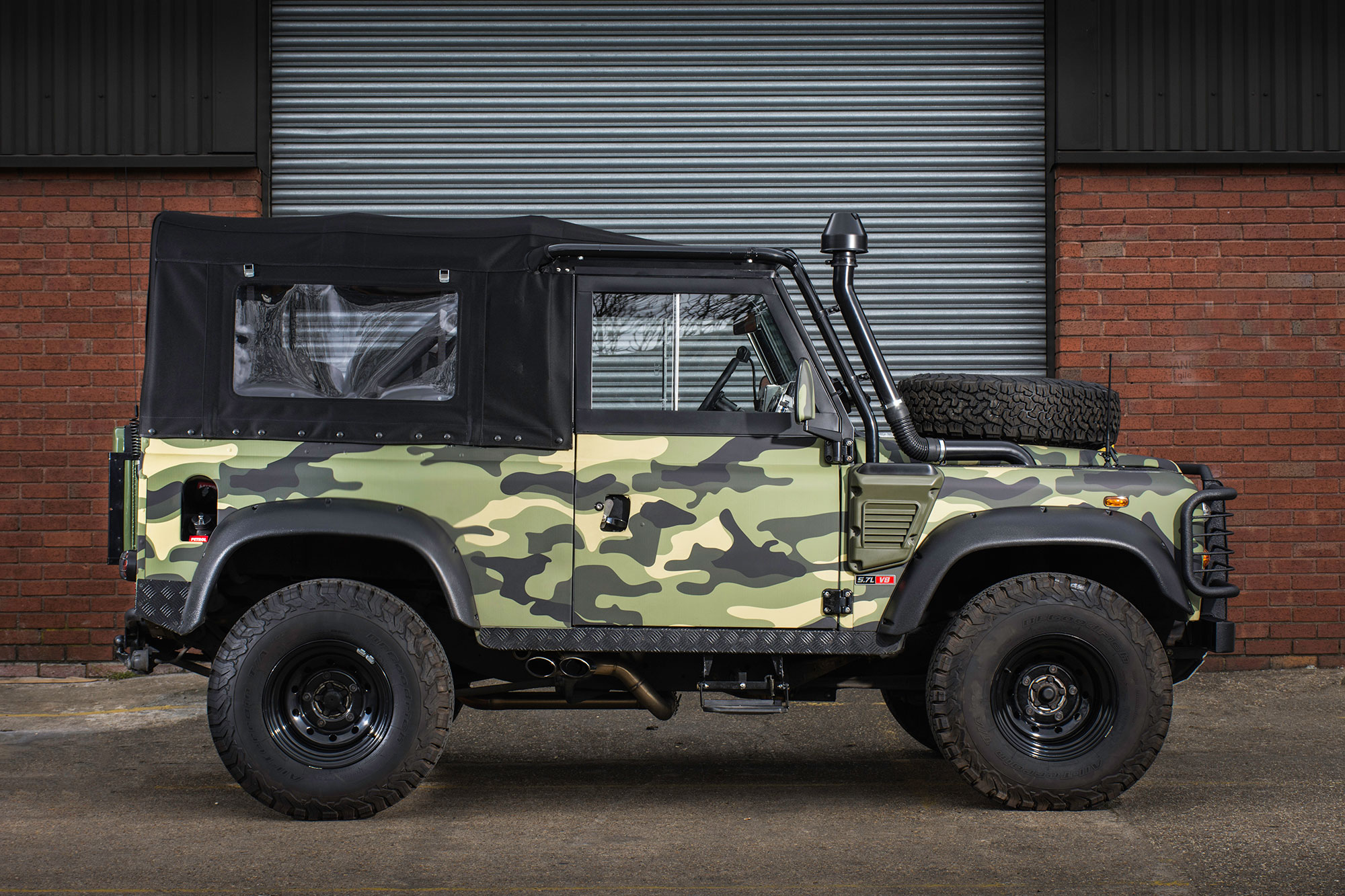 Military land. Ленд Ровер Дефендер милитари. Defender 90 военный. Defender Land Rover милитари. Tweaked ленд Ровер Дефендер.