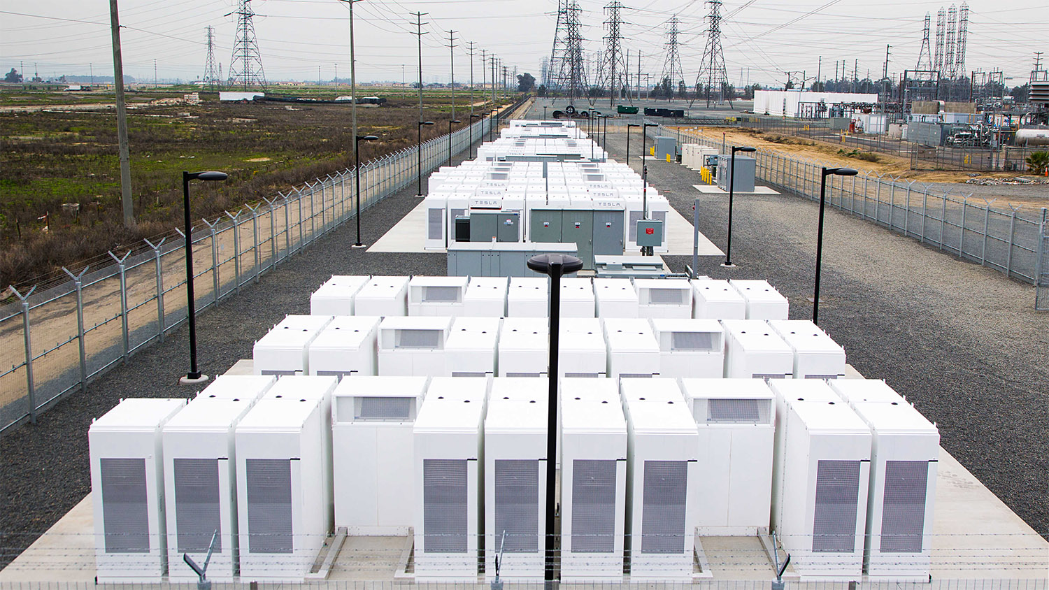 隨著綠能電網的擴展,電網所需的變電所、電力網絡也通通會使用到SF6氣體,間接造成SF6的使用需求量增加,同時也增加洩漏風險