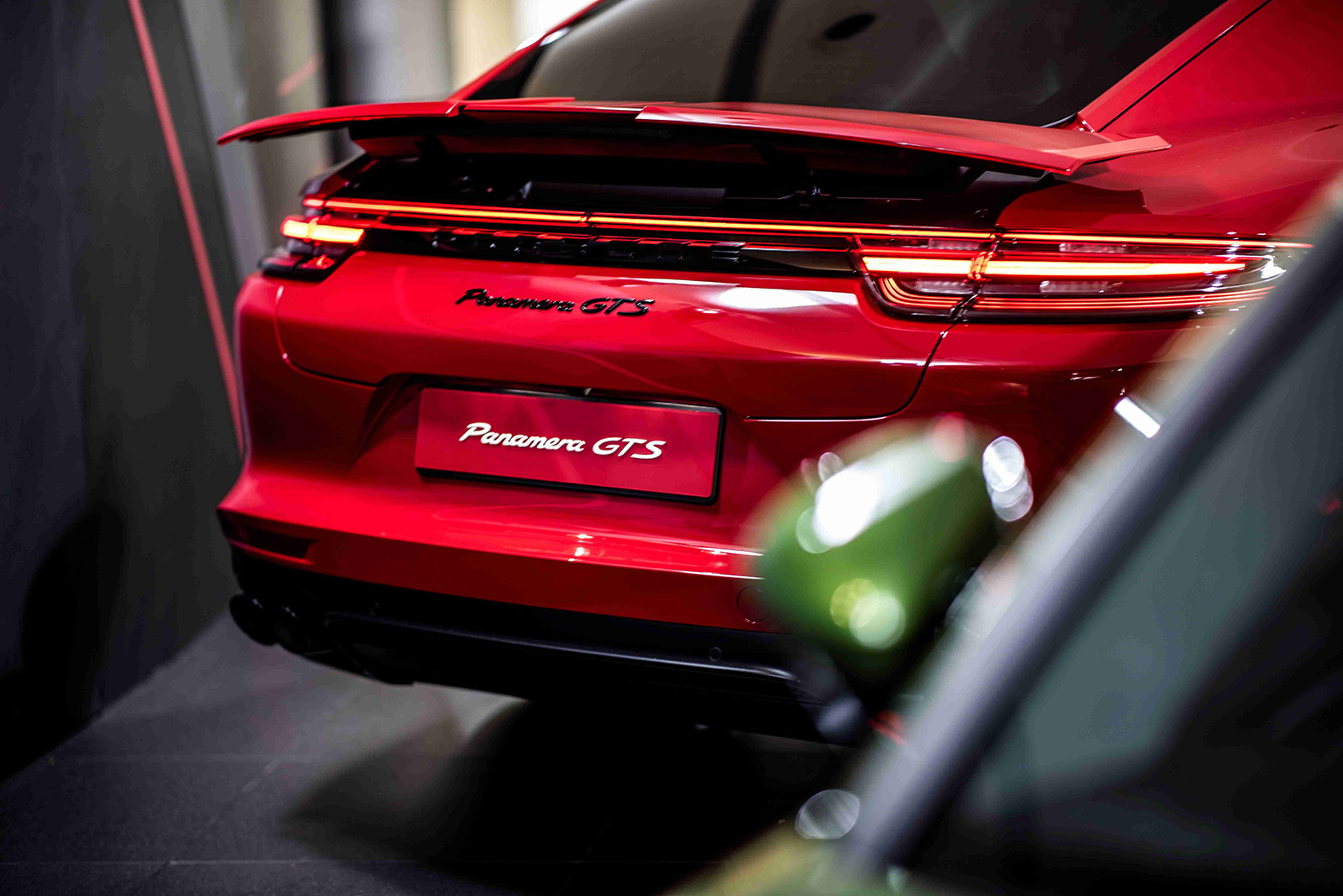 全新Porsche Panamera GTS車系同時配備電動折疊式尾翼