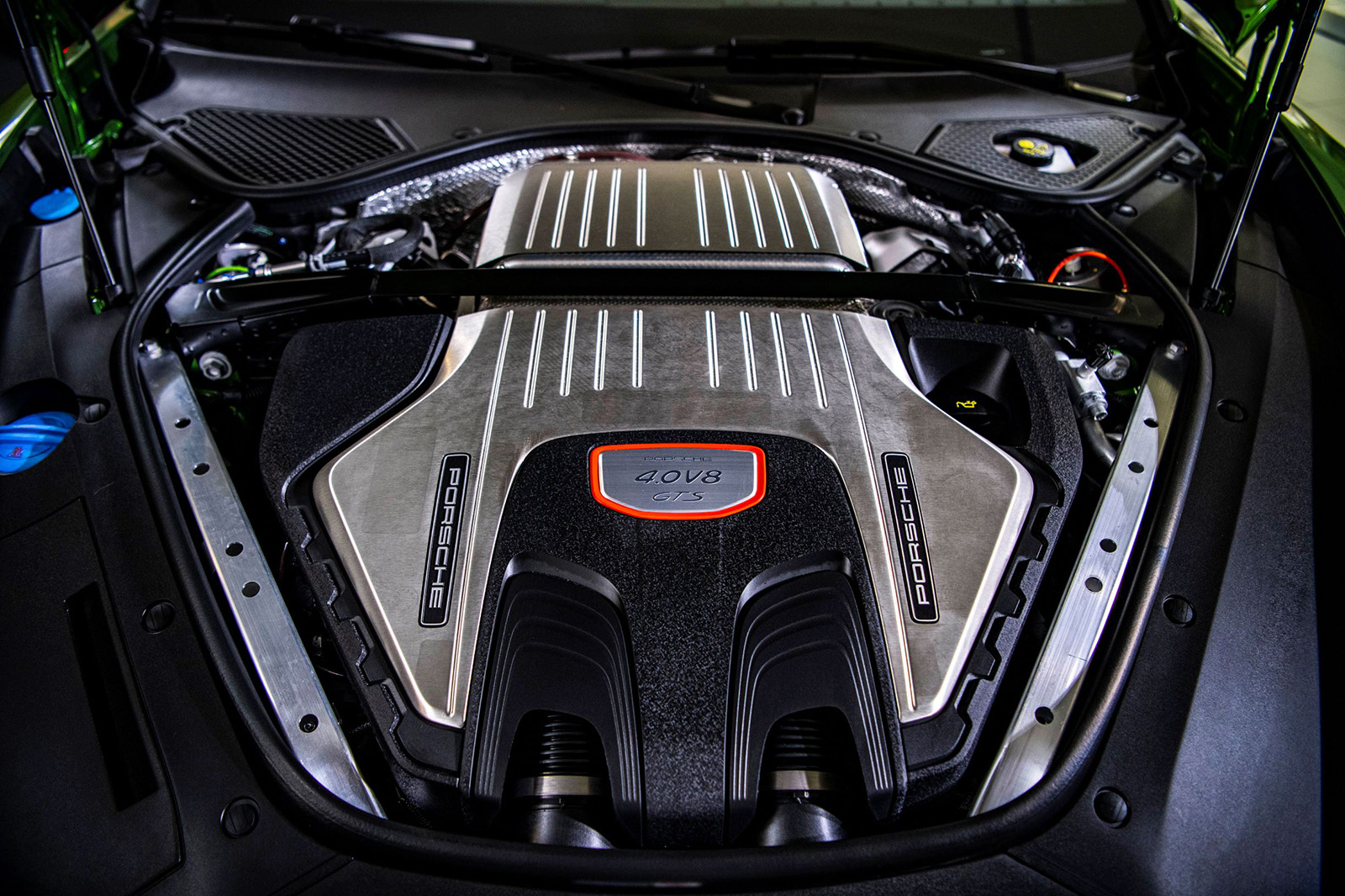 全新Porsche Panamera GTS車系採用具備強悍動能的 4.0 升 V8 雙渦輪引擎，並搭載Porsche原廠精心調校的運動底盤及三氣室氣壓懸吊，展現強勁動力和卓越操駕性能